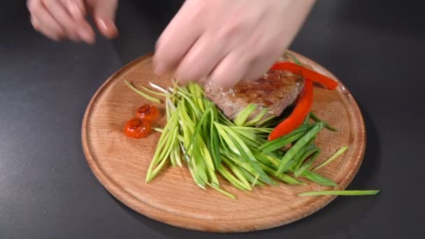 Steak served with leeks and hot peppers. slow motion — Stock Video