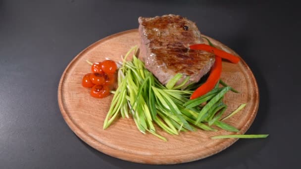 Steak podávaný s pórkem a cibulí. Zpomalený pohyb — Stock video