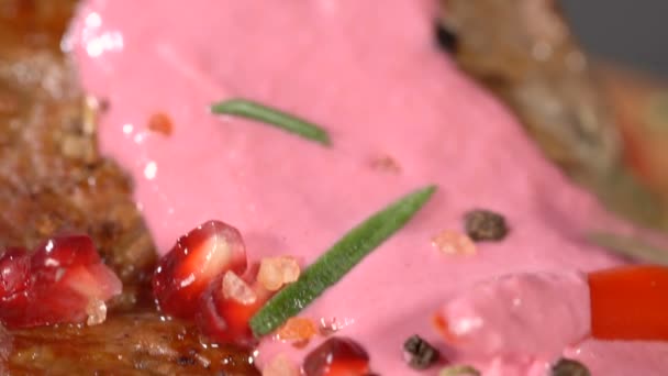 Biftek soslu rosemary ile serpilir. ağır çekim — Stok video