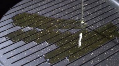 Tavada ayçiçek yağ boşaltma. ağır çekim