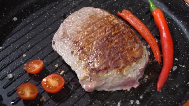 Cooking steak with vegetables in a pan. slow motion — Stock Video