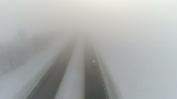 Winter weg in de mist. Luchtfoto video — Stockvideo