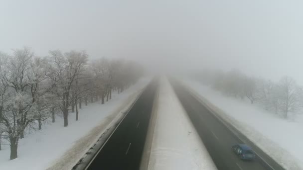 Зимнее шоссе в тумане. Авиационное видео — стоковое видео