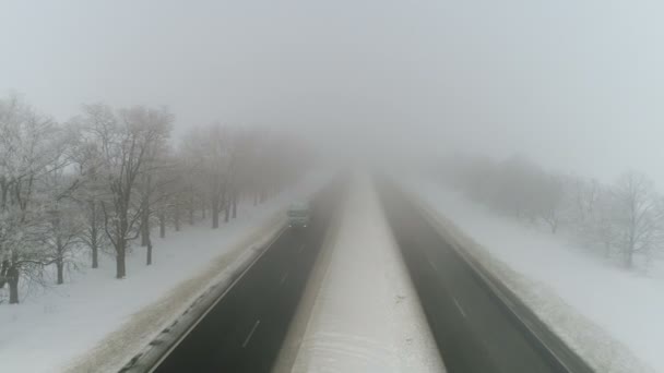 Winter weg in de mist. Luchtfoto video — Stockvideo