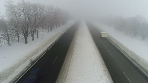 Winterautobahn im Nebel. Luftbild — Stockvideo