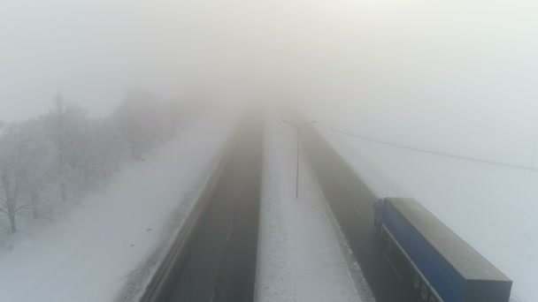 Estrada de Inverno no nevoeiro. Vídeo aéreo — Vídeo de Stock
