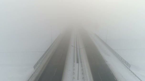 Winter weg in de mist. Luchtfoto video — Stockvideo