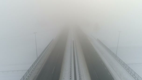 Winter weg in de mist. Luchtfoto video — Stockvideo