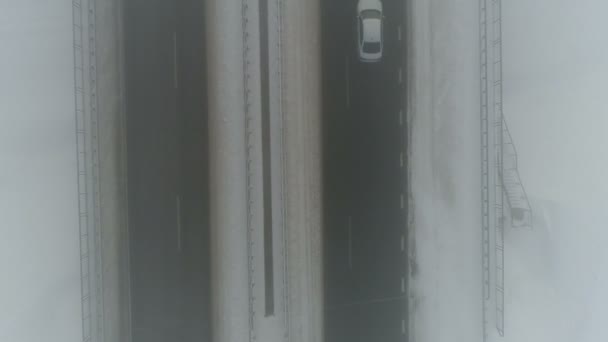 Winterautobahn im Nebel. Luftbild — Stockvideo