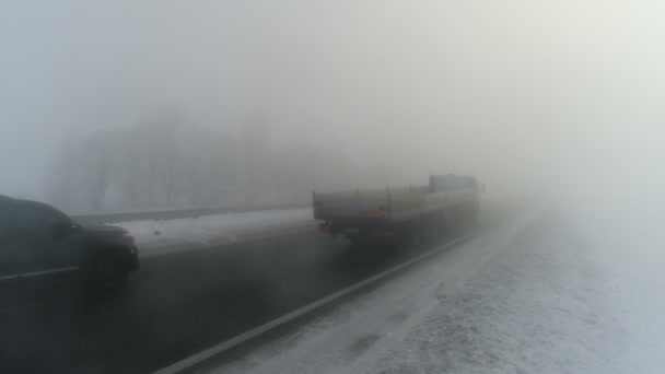 Зимнее шоссе в тумане. Авиационное видео — стоковое видео