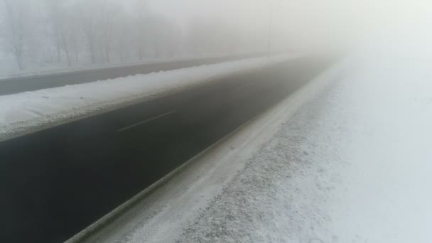 Зимнее шоссе в тумане. Авиационное видео — стоковое видео