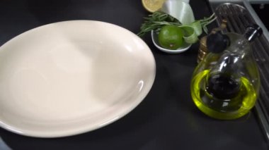 Cook sos yayılır. Ağır çekim
