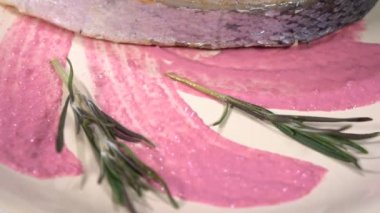 Plaka somon biftek ile süsleyin. Ağır çekim