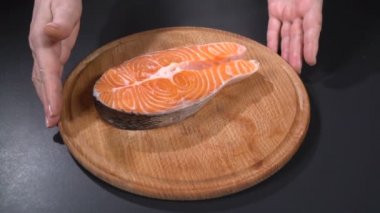 Somon steak bir kesme tahtası üzerinde. Ağır çekim
