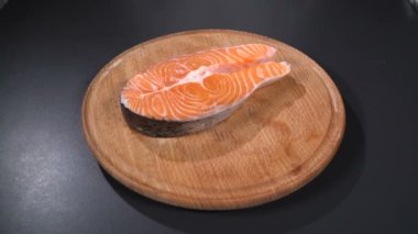 Somon steak bir kesme tahtası üzerinde. Ağır çekim