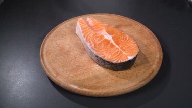 Somon steak bir kesme tahtası üzerinde. Ağır çekim
