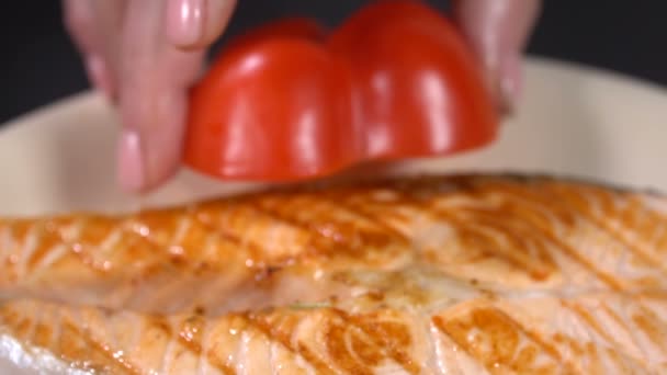 Decorare il piatto con bistecca di salmone — Video Stock