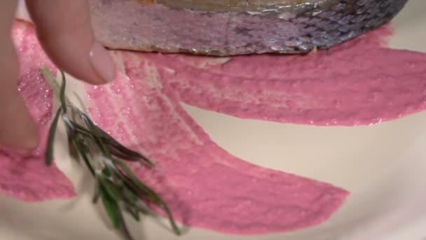 Decora el plato con filete de salmón. Movimiento lento — Vídeo de stock