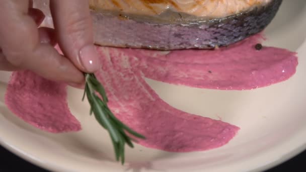 Menhias piring dengan steak salmon. Gerakan lambat — Stok Video