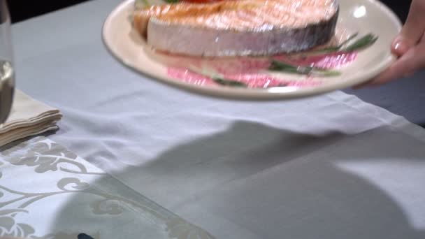 Miska s lososem na stůl. Zpomalený pohyb — Stock video