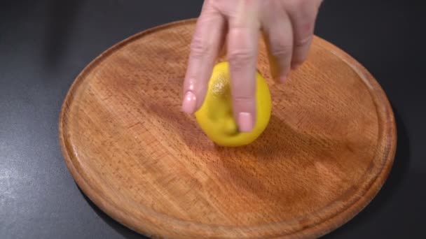 Limón en una tabla de cortar. Movimiento lento — Vídeos de Stock