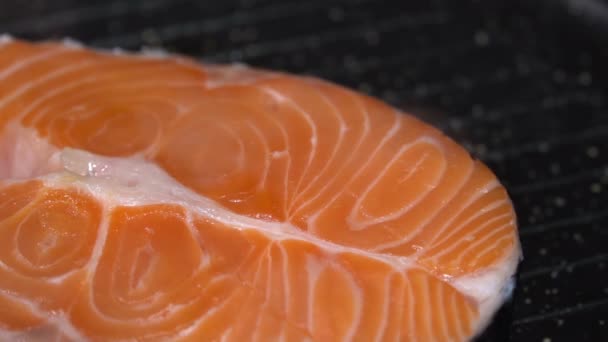 Filete de salmón frito en una sartén. Movimiento lento — Vídeos de Stock