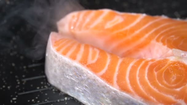 Filete de salmón frito en una sartén. Movimiento lento — Vídeos de Stock