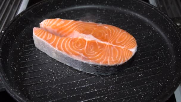 Filete de salmón frito en una sartén. Movimiento lento — Vídeo de stock
