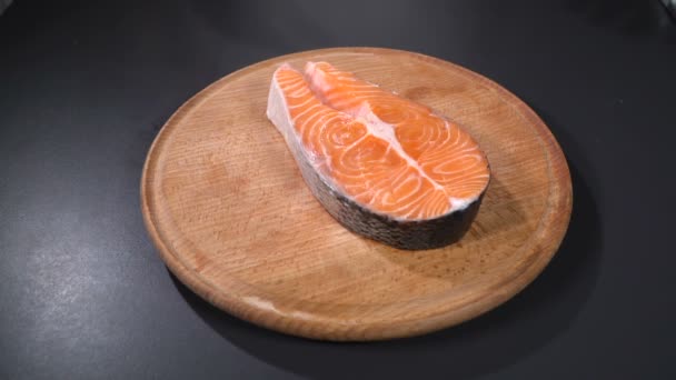 Filete de salmón en una tabla de cortar. Movimiento lento — Vídeos de Stock