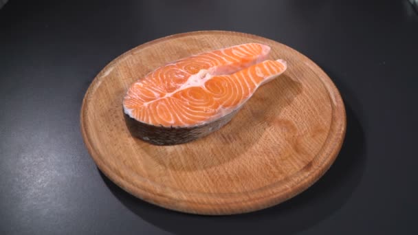 Bistecca di salmone su un tagliere. Rallentatore — Video Stock