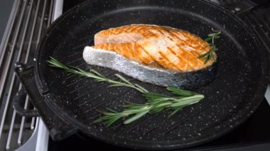 Biber tavada somon steak. Ağır çekim