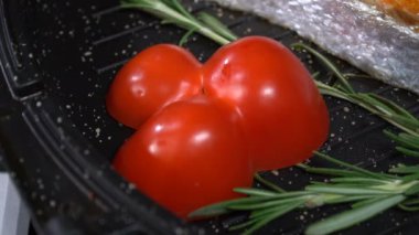 Biber tavada somon steak. Ağır çekim