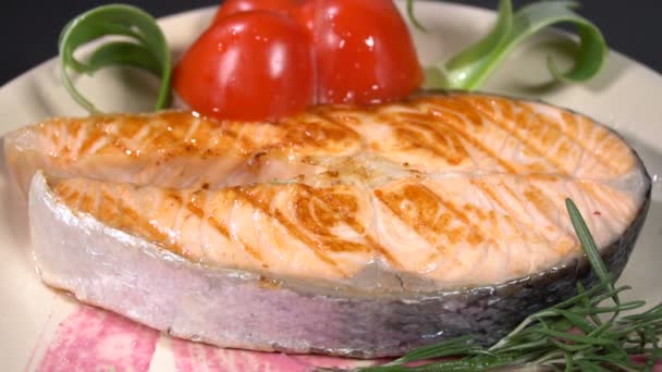 Bistecca di salmone versata con succo di limone. Rallentatore — Video Stock