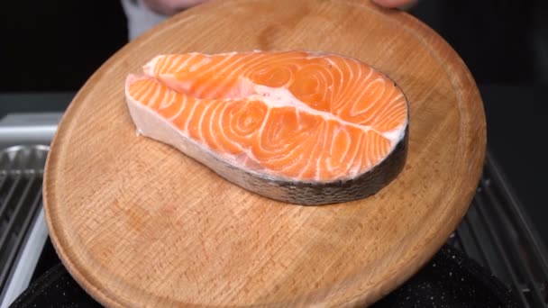 Bife cru de salmão colocado na panela. Movimento lento — Vídeo de Stock