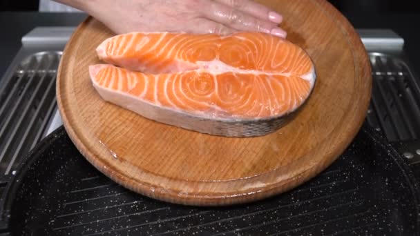 Filete de salmón crudo puesto en la sartén. Movimiento lento — Vídeo de stock