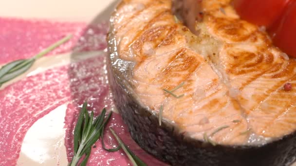 Zalm steak besprenkeld met rozemarijn. Slow motion — Stockvideo