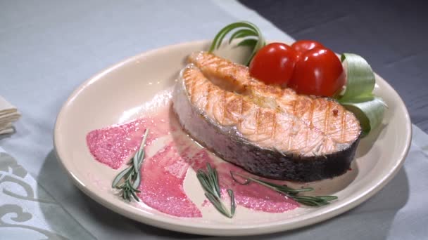 Somon steak rosemary ile serpilir. Ağır çekim — Stok video