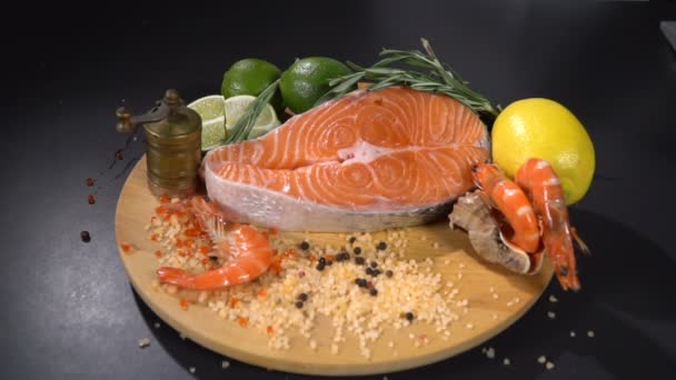 Bistecca di salmone cosparsa di spezie. Rallentatore — Video Stock