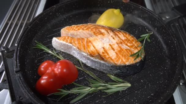 Bistecca di salmone cosparsa di sale e spezie. Rallentatore — Video Stock