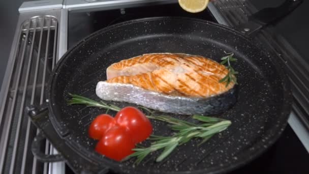 Exprimido limón en una sartén con salmón. Movimiento lento — Vídeos de Stock