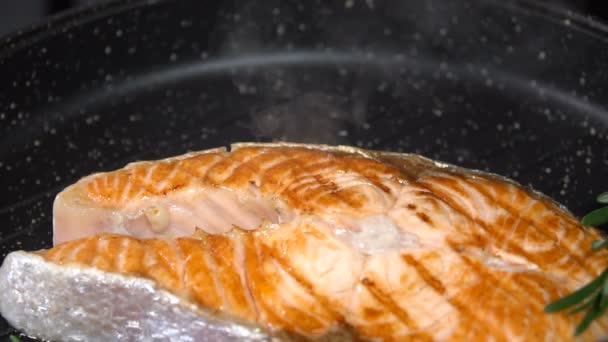 Bistecca di salmone con limone in padella. Rallentatore — Video Stock