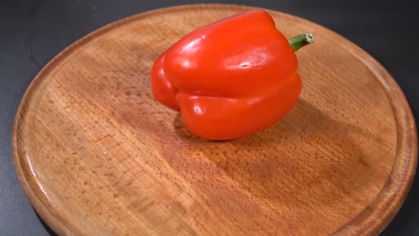 Paprika på en skärbräda. Slow motion — Stockvideo