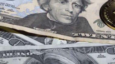 Bitcoin sikke ve dolar faturaları masanın üzerinde döndürmek