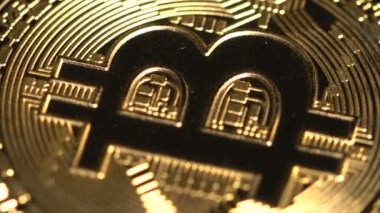 Bitcoin Paraları masanın üzerinde döndürmek