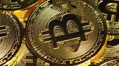 Birçok bitcoin paralar masaya spin
