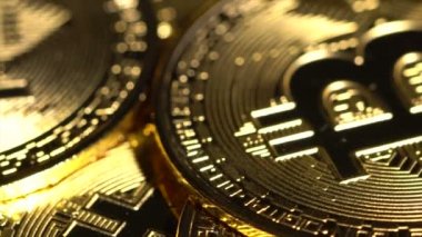 Bitcoin Paraları masanın üzerinde döndürmek