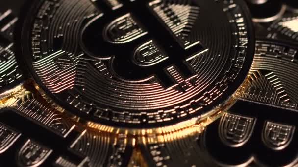 Bitcoin munten spin op tafel — Stockvideo