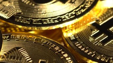 Bitcoin Paraları masanın üzerinde döndürmek