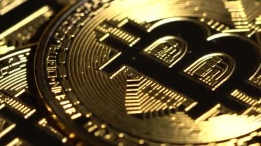Bitcoin Paraları masanın üzerinde döndürmek