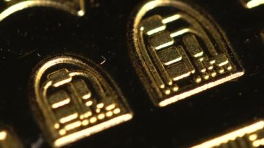Bitcoin Paraları masanın üzerinde döndürmek